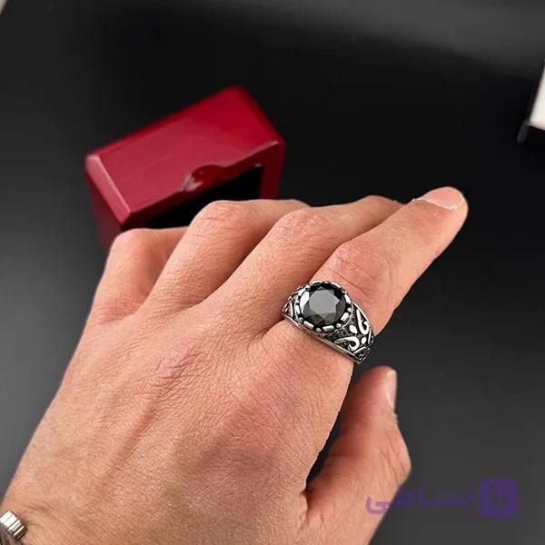 انگشتر مردانه با سنگ مشکی تراش‌خورده و رکاب طرح انتزاعی — تصویر 1