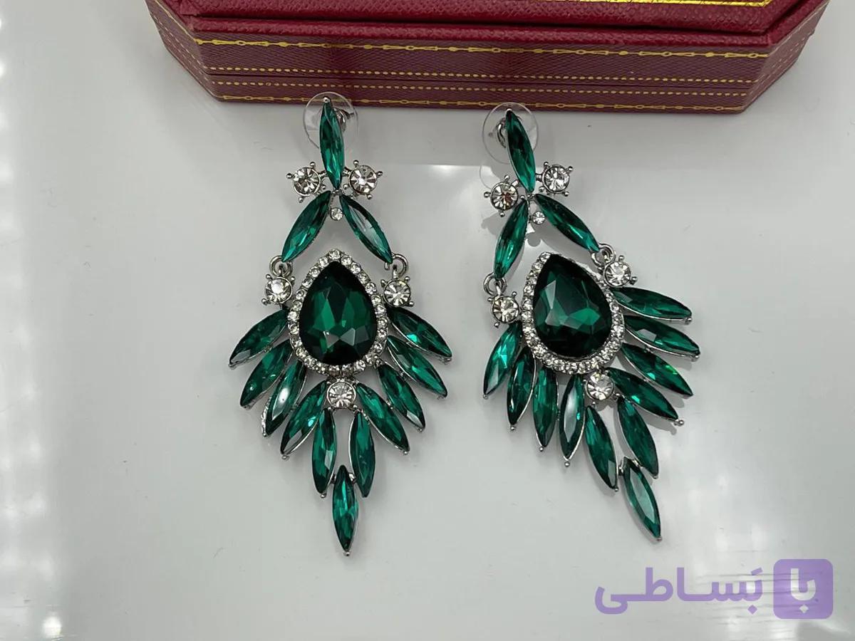 گوشواره طرح جواهر با نگین های سبز — تصویر 1