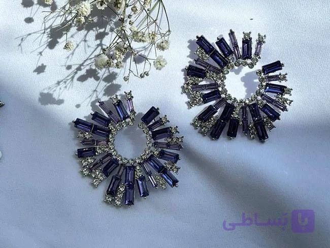 گوشواره مجلسی طرح تشعشع نور با کریستال بنفش کد GO181 — تصویر 1