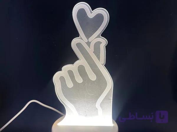 چراغ خواب عاشقانه قلب روی دست — تصویر 1
