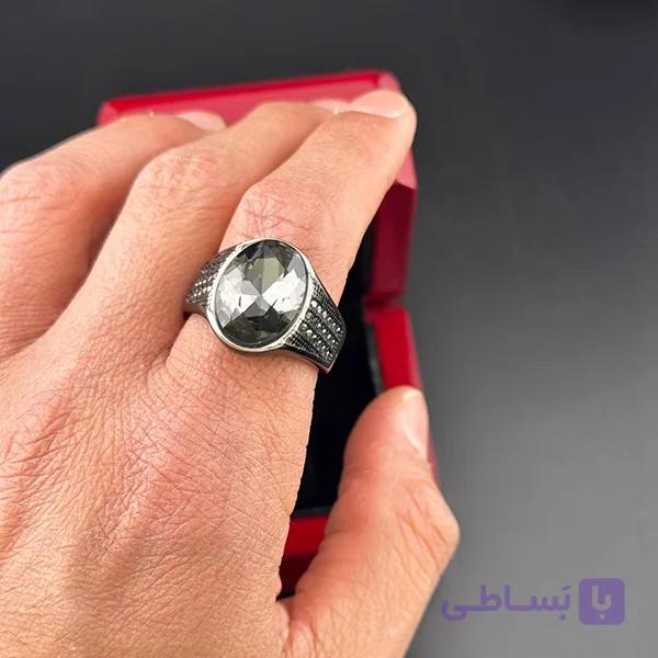 انگشتر مردانه با سنگ طوسی تراش‌خورده و رکاب کلاسیک نگینی — تصویر 1