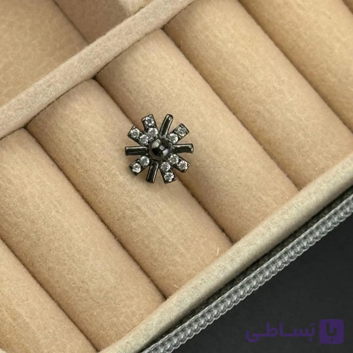 پیرسینگ گوش مشکی تاج — تصویر 1