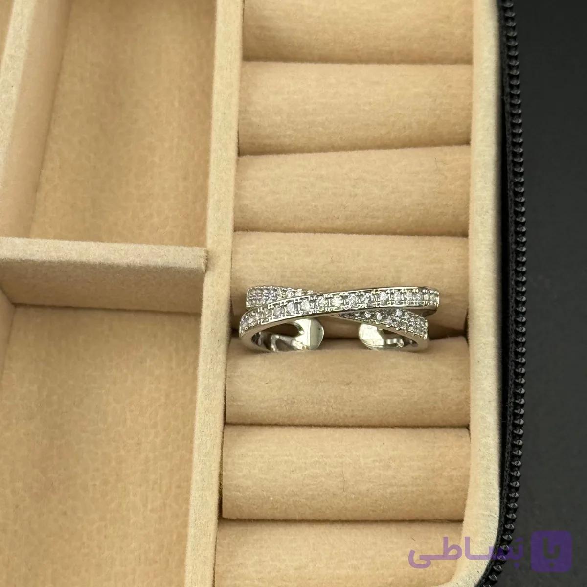انگشتر ظریف طرح ضربدری نگین‌دار — تصویر 1