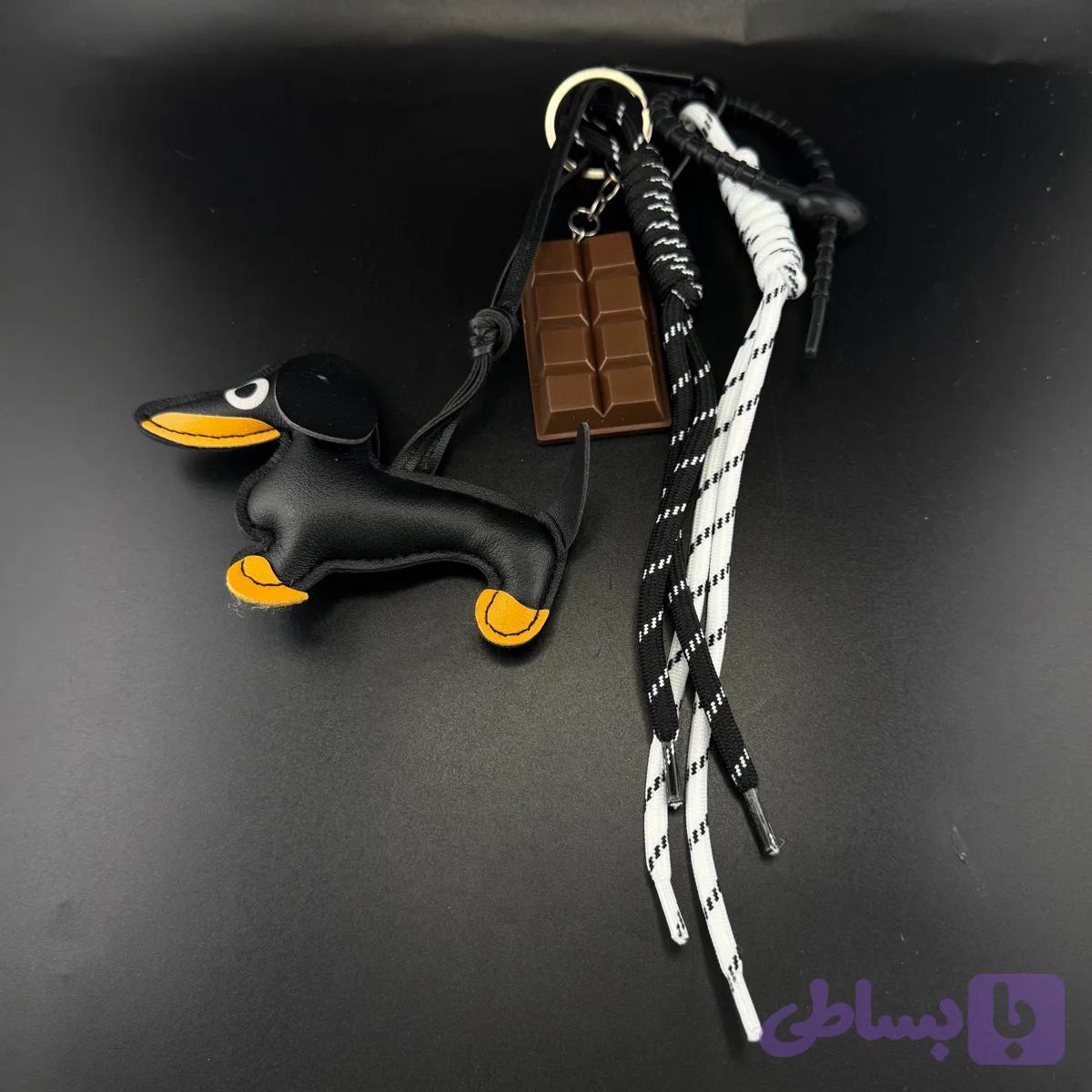 جاکلیدی و آویز کیف اردک چرمی مشکی با آویز شکلات — تصویر 1