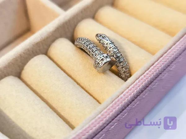 انگشتر کارتیر میخی فول نگین مجلسی — تصویر 1