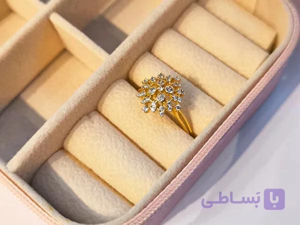 انگشتر گل نگینی زنانه طلایی — تصویر 1