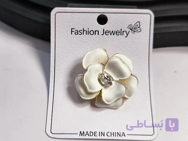 سنجاق سینه گل سفید و نگین — تصویر 1