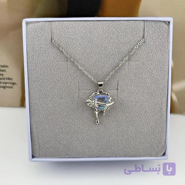 گردنبند نقره‌ای با سنگ آبی طرح فانتزی – استایل جادویی و خاص — تصویر 1