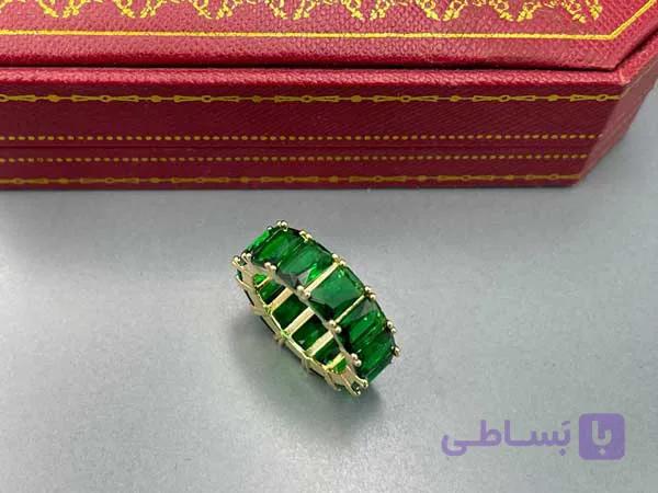 رینگ طلایی با نگین های سبز — تصویر 1