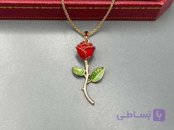 گردنبند گل رز قرمز با برگ سبز — تصویر 1