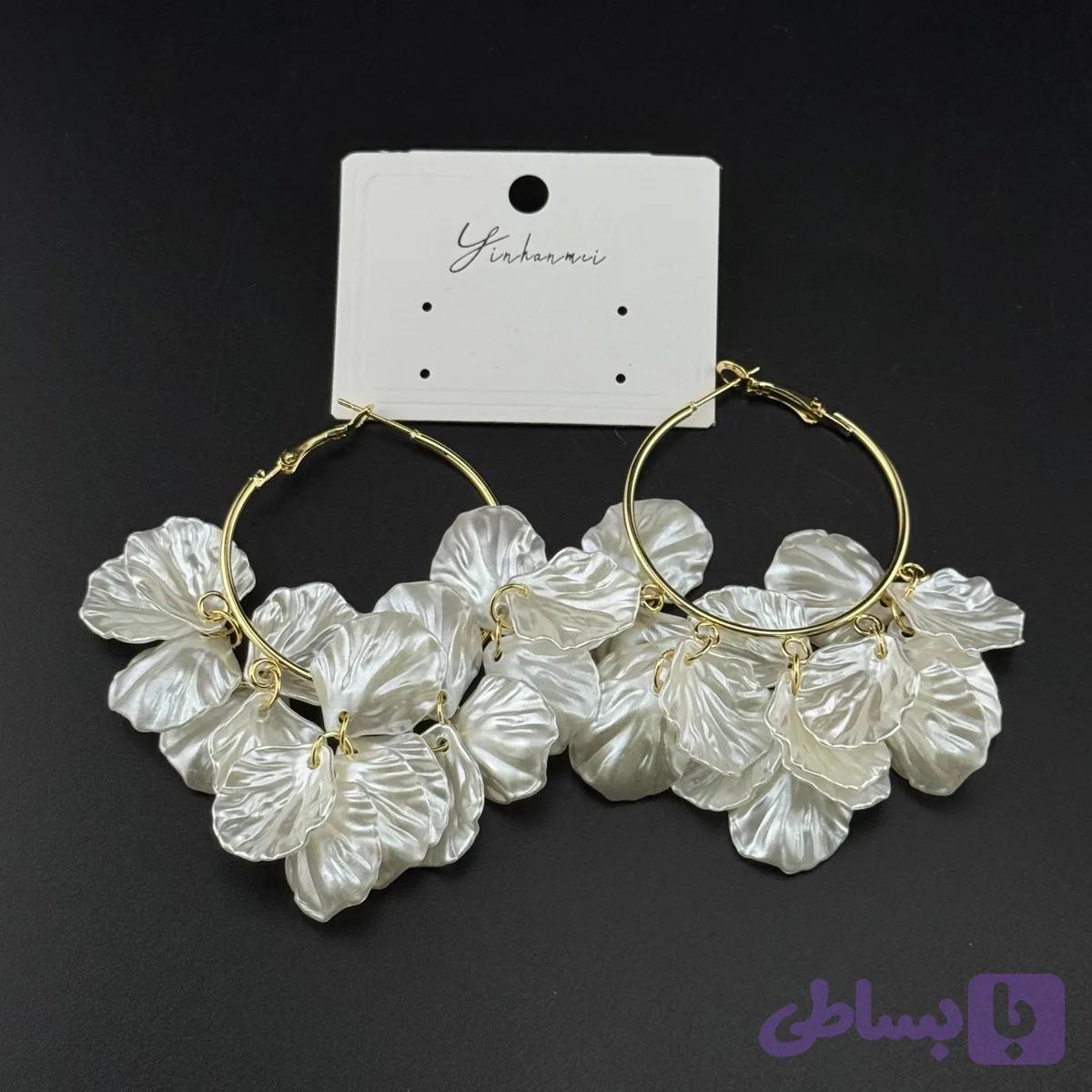 گوشواره گل‌دار آویزی سفید و طلایی — تصویر 1
