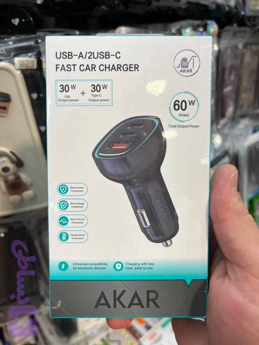 کلگی فندکی برند Akar 60 w با سه خروجی شارژ همزمان ، دو درگاه تایپ سی و یک usb منابس برای تمامی مدل گوشی ها
