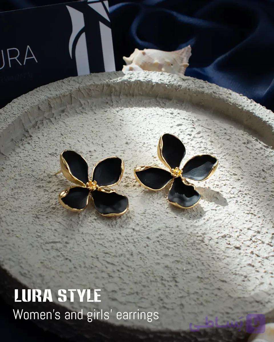 گوشواره طرح گل مشکی قاب طلایی استیل ۱۰۱۰۵۴ — تصویر 1