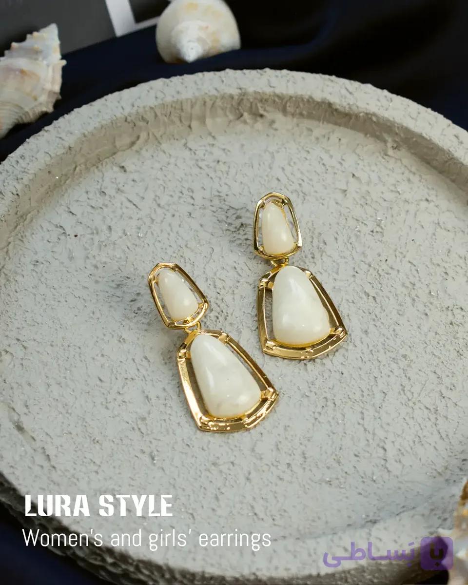 گوشواره میناکاری در دو رنگ شیری و مشکی قاب طلایی استیل ۱۰۱۰۶۳ — تصویر 1