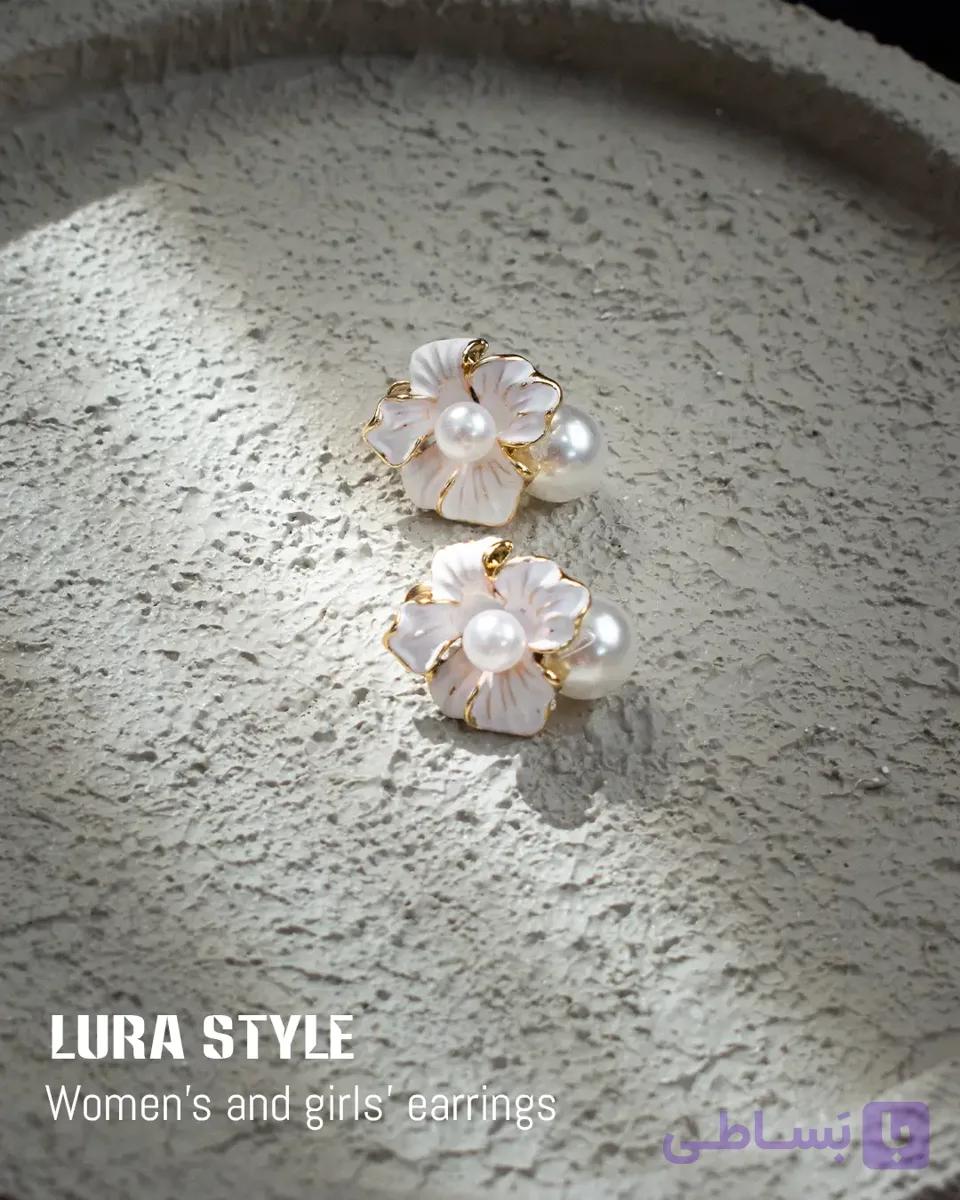 گوشواره میناکاری گل سفید با مروارید آویزدار استیل ۱۰۱۰۶۵ — تصویر 1