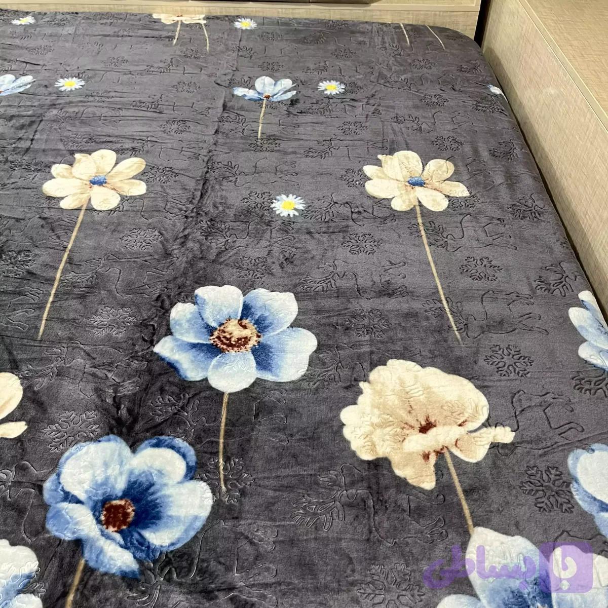 پتو مسافرتی لیزری یکنفره گلدار طوسی گل آبی کرم مارک اهلی 170 در 220 — تصویر 1