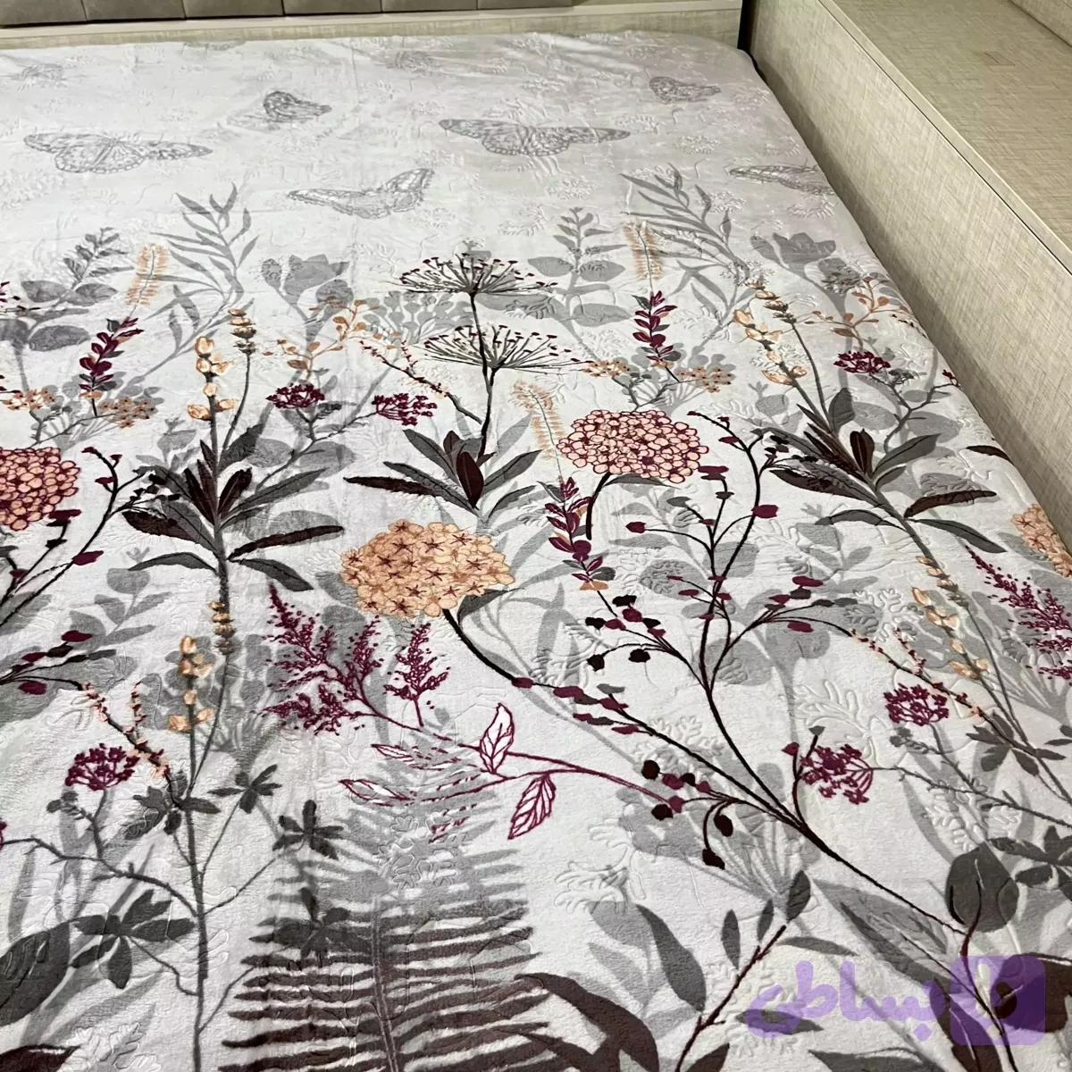 پتو مسافرتی لیزری یکنفره گلدار طوسی خال صورتی مارک اهلی 170 در 220 — تصویر 1