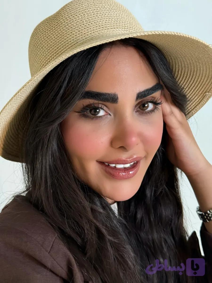 قهوه ای تیره با بزرگنمایی