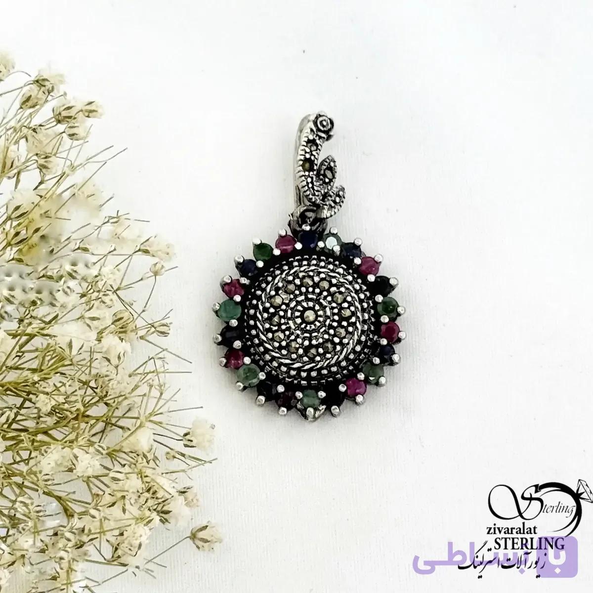 پلاک نقره 925 عیار (زمرد،یاقوت سرخ و کبود) کد 21336 — تصویر 1