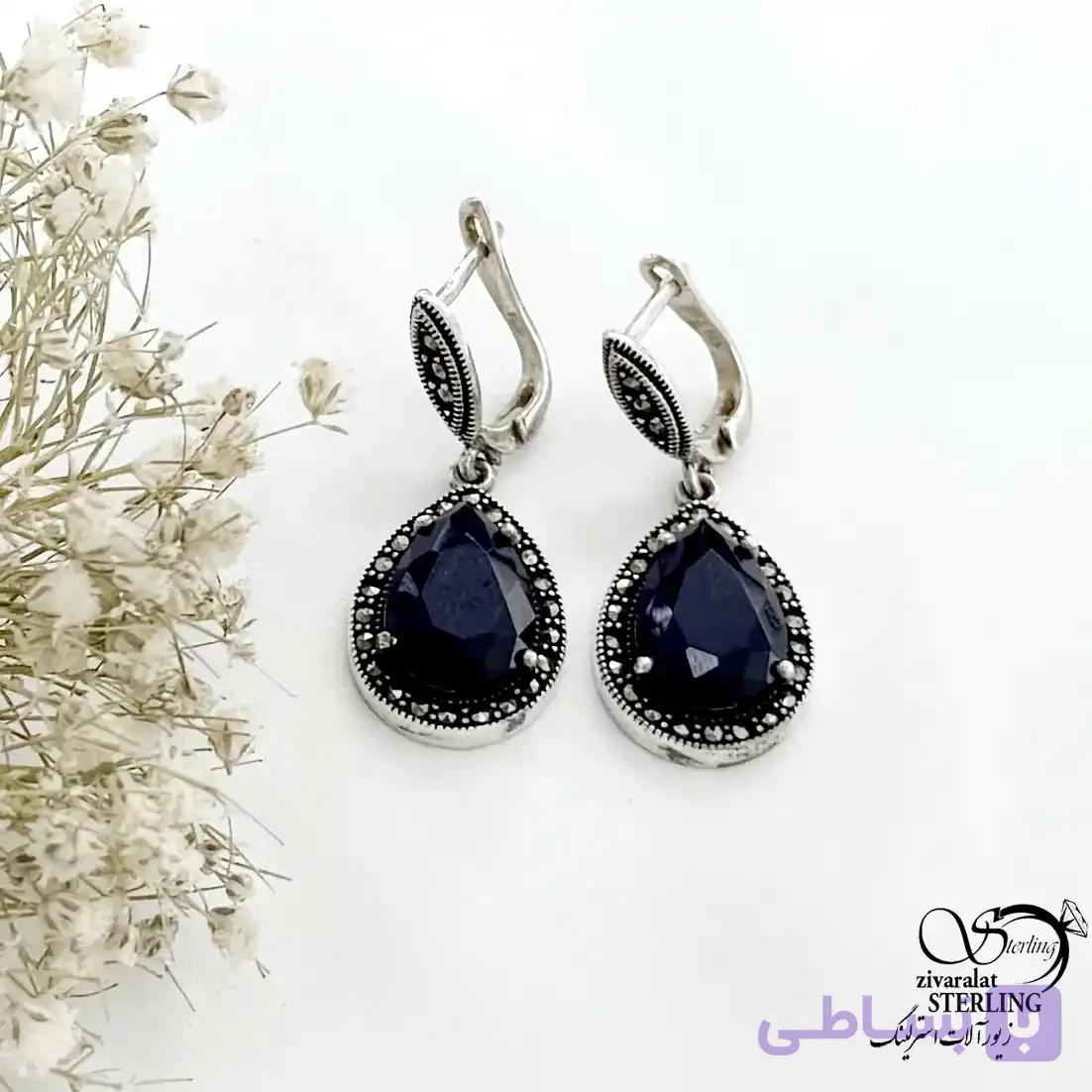 گوشواره نقره سیاه قلم مدل اشکی سنگ طرح یاقوت کبود کد 21581 — تصویر 1