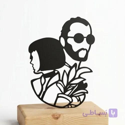 استند دکوری رومیزی طرح لئون و ماتیلدا با بدنه فلزی و پایه چوب طبیعی — تصویر 1