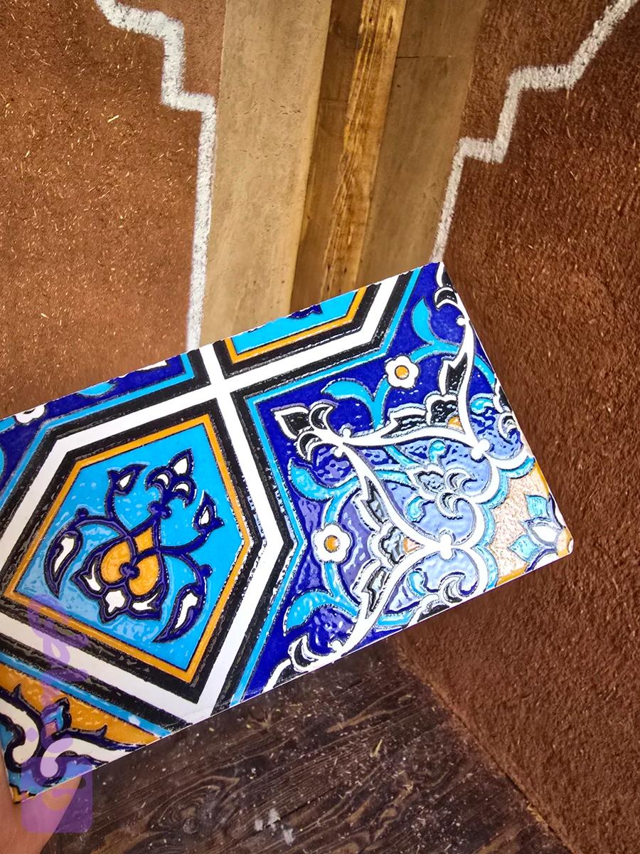 این محصول یک کاشی هفت‌رنگ با طرح هندسی (اسلیمی و گره‌چینی)This product is a seven-color tile with a geometric design (Islamic and knotted).