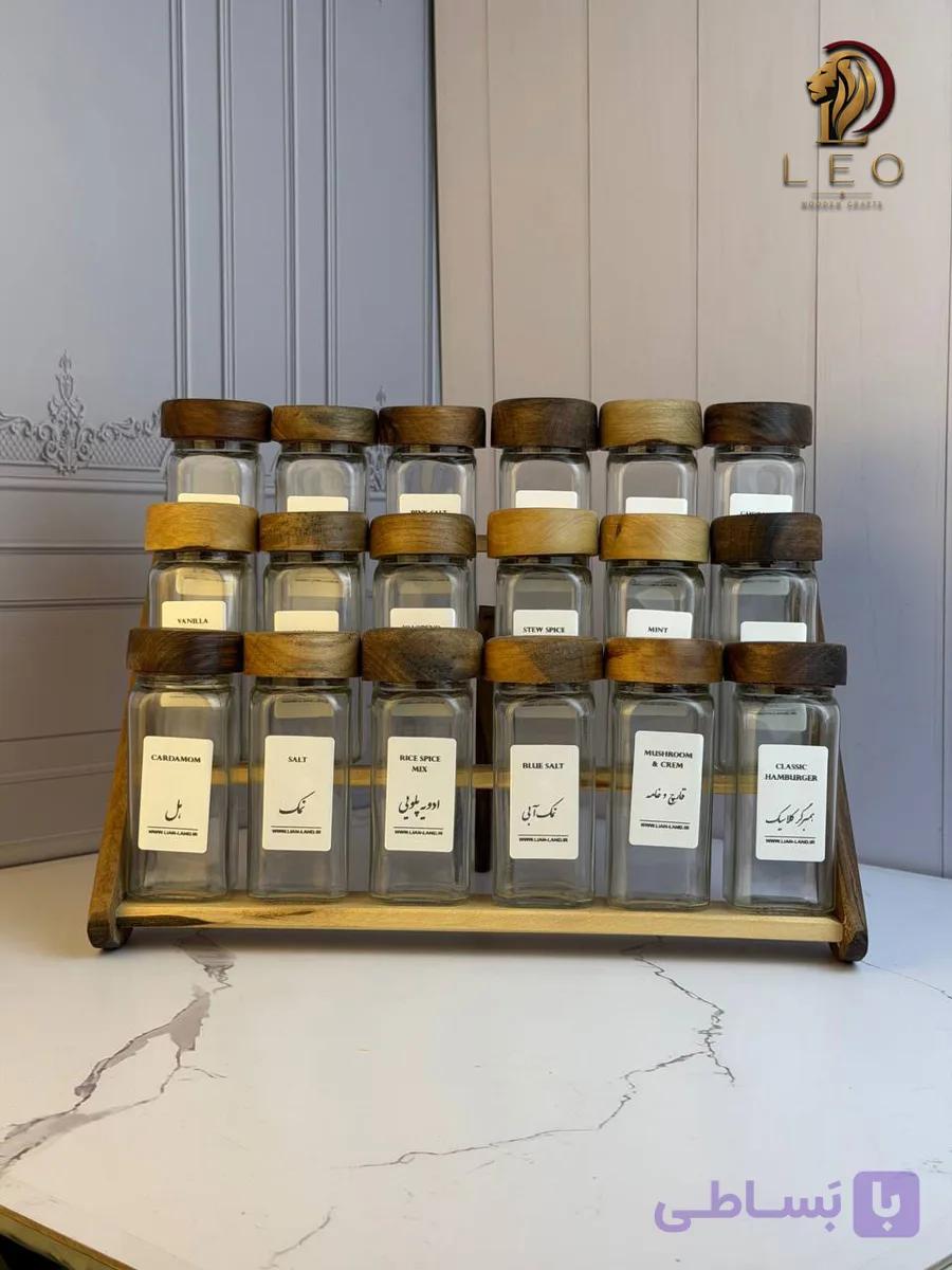 پک استند چوبی 18 تایی چوب طبیعی گردو دو رنگ + 18 عدد شیشه مک کارتی سایز 2 با درب چوبی + 18 عدد لیبل (چاپ سفارشی با هر اسمی که شما خواسته باشید) + 18 عدد سری نمک پاش