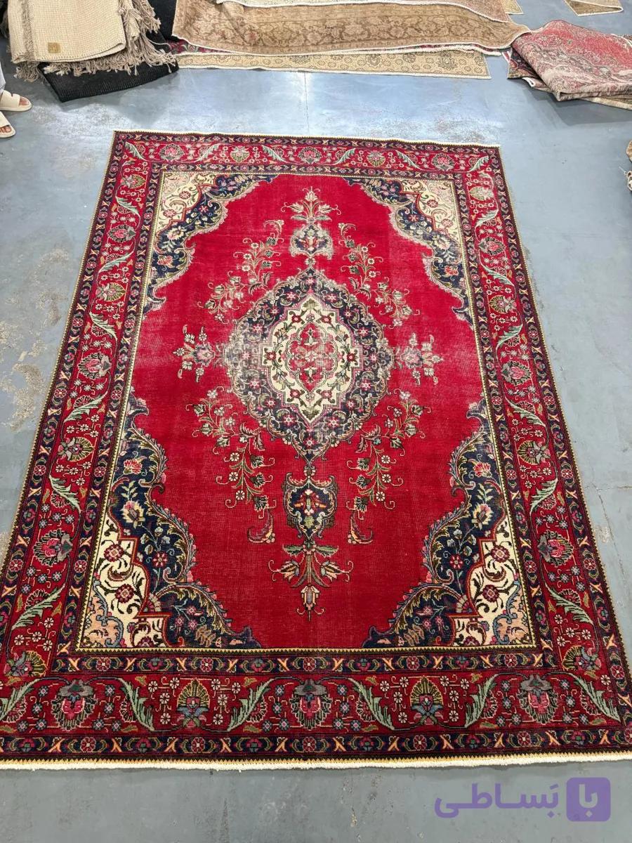 فرش وینتیج دستباف قرمز لاکی با ترنج و گل اسلیمی