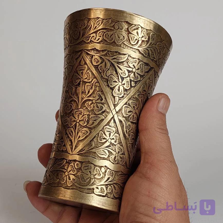 لیوان برنجی آنتیک با حکاکی دستی عمیق؛ هنر اصیل ۸۰ ساله (کلکسیونی و دکوراتیو)
