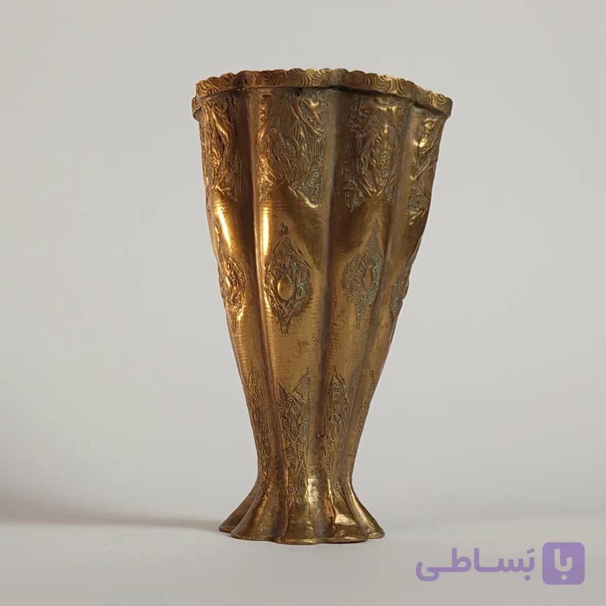 گلدان آنتیک برنجی با قلم‌زنی دستی؛ شکوه هنر کلاسیک و پتینه‌ی اصیل زمان
