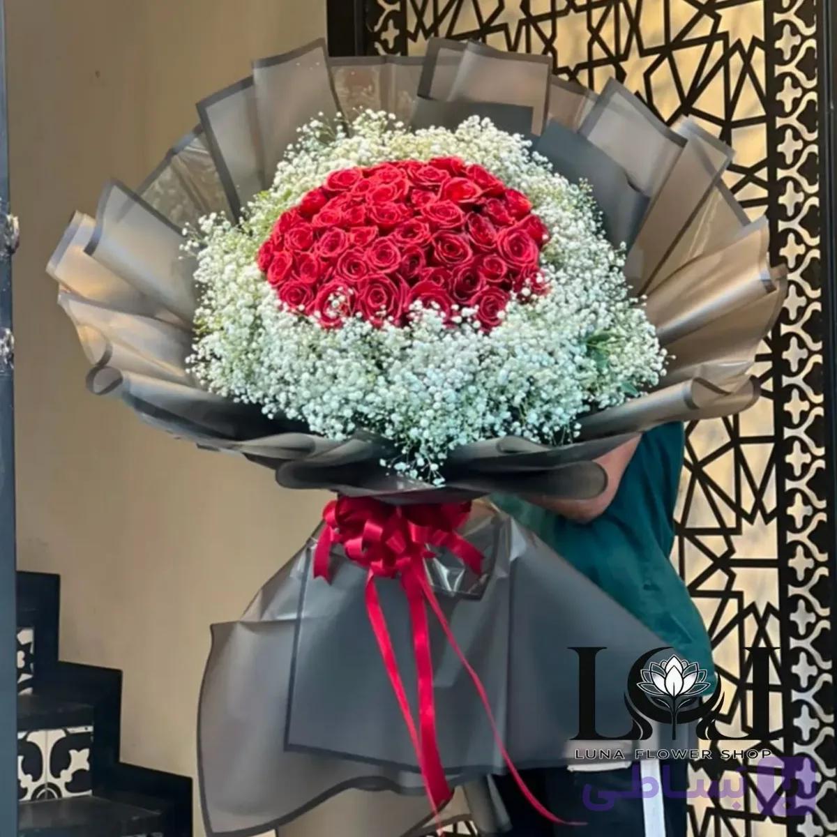 دسته گل طبیعی ژیپسوفیلا و رز قرمز DL210