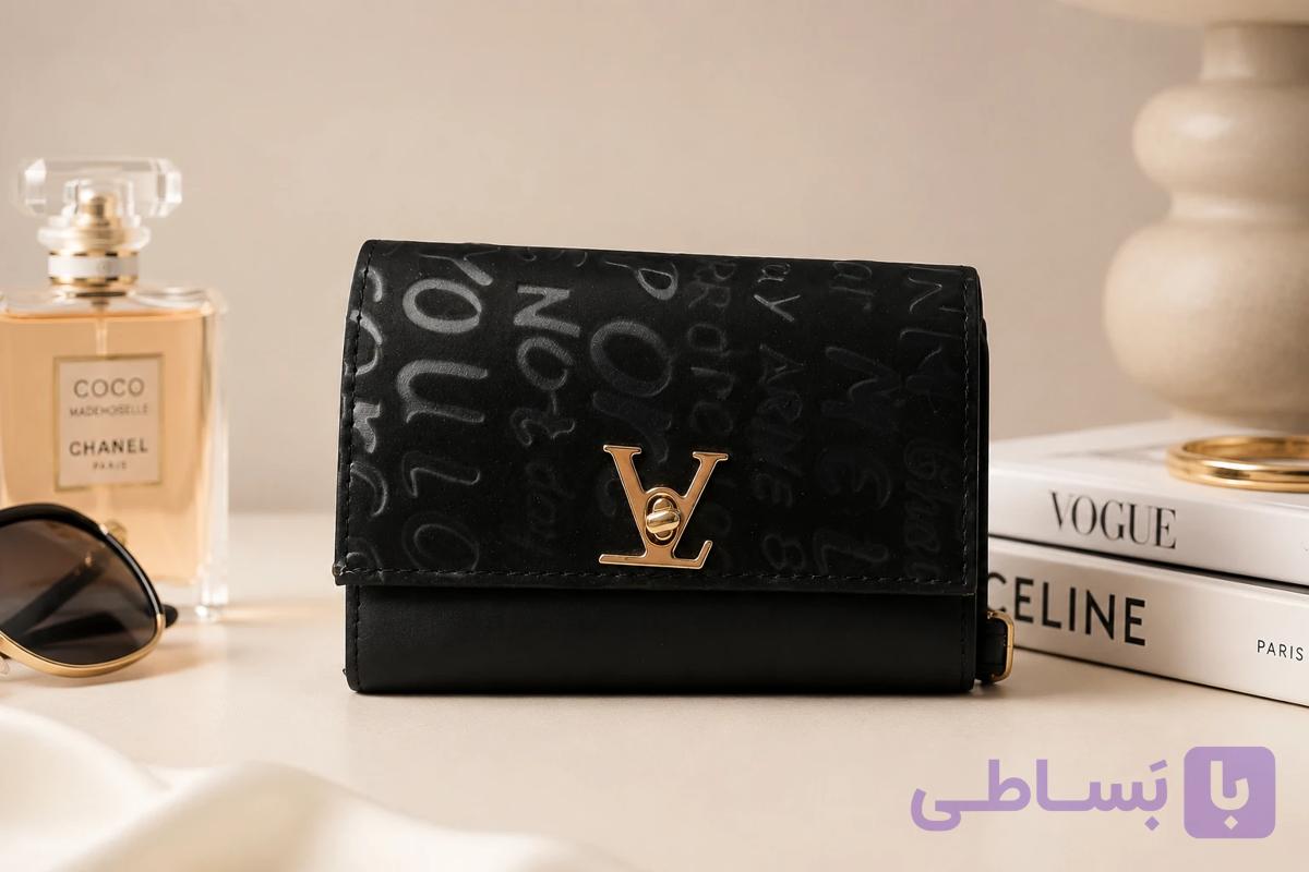 مجلسی زنانه مدل LV (طرح پوست‌ماری)کد a104: پوست‌ماری (شیک و متفاوت) رنگ: مشکی عمیق (همه‌پسند و کلاسیک) جنس: چرم صنعتی با کیفیت بالا و ماندگاری زیاد طراحی: مجلسی با قفل طلایی خیره‌کننده