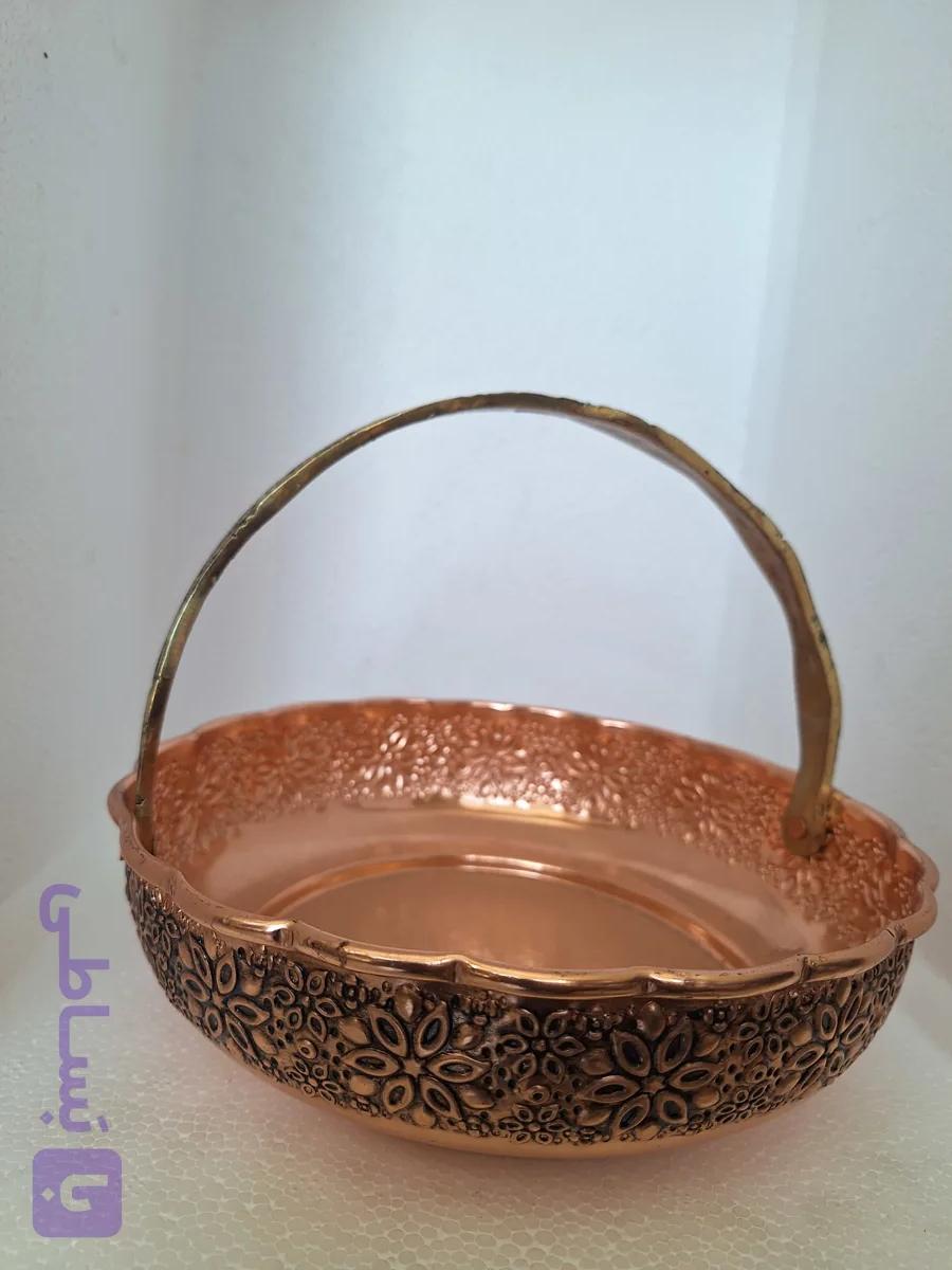 سبد دسته دار مسی با گلبرگ های زیبا