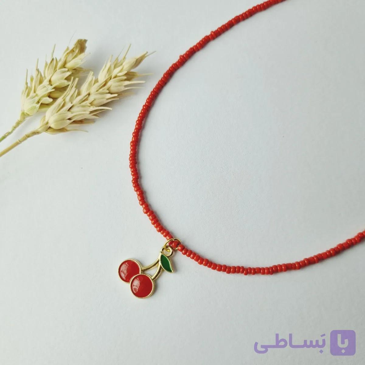 گردنبند منجوقی قرمز با آویز آلبالو — تصویر 1