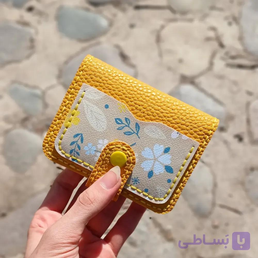 کیف کارت چرمی کرم با طرح گل‌های آبی دست دوز