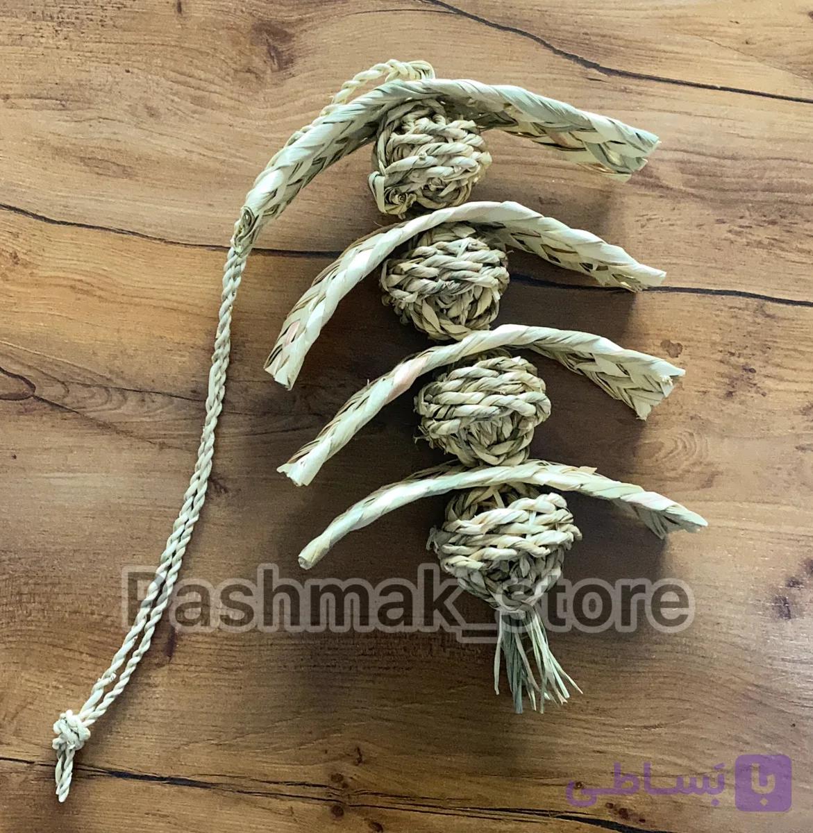 اسباب بازی حصیری آویزی خرگوش و طوطی مدل ریسه‌ی جارویی حصیری
