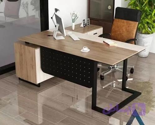 میز مدیریت ارکیده پایه فلز دکور دار