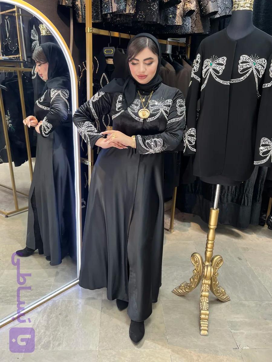 مانتو کلوش پاپیون زنانه جنس مخمل با ترکیب ساتن مدل جواهددوزی پاپیون