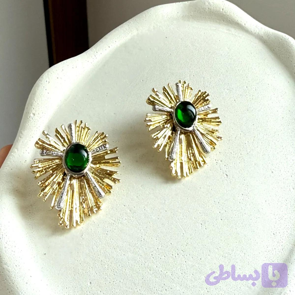 گوشواره خورشیدی با نگین سبز