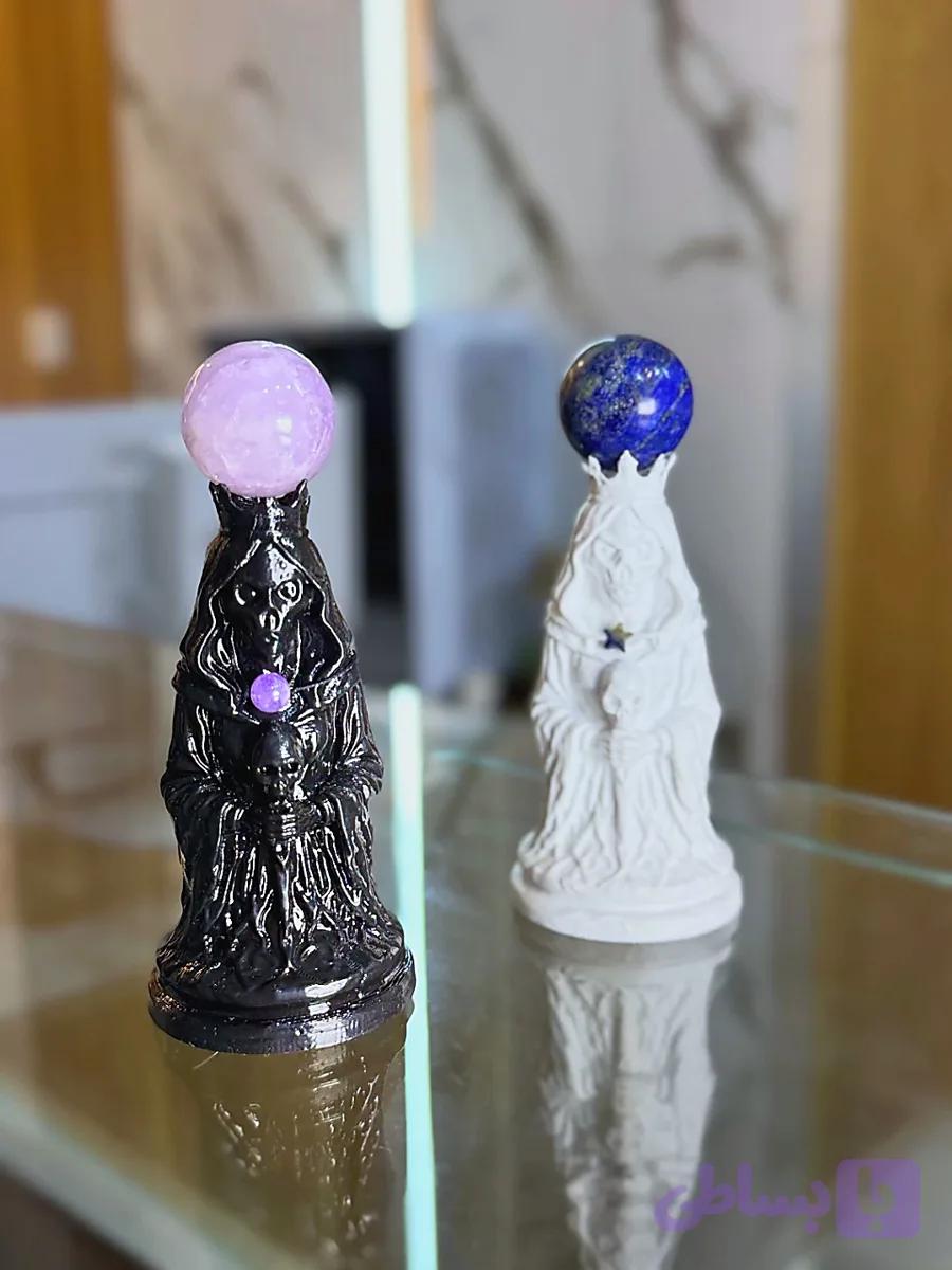 مجسمه جادوگر گوتیک با گوی سنگ طبیعی — تصویر 1