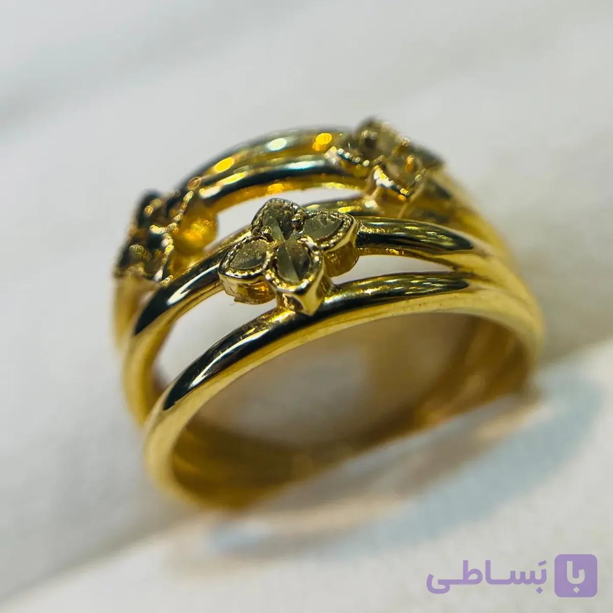 انگشتر طلا 18 عیار چهاررج زاویه دار وزن 2.400 گرم اجرت ساخت ۹ درصد کد GD01 000266