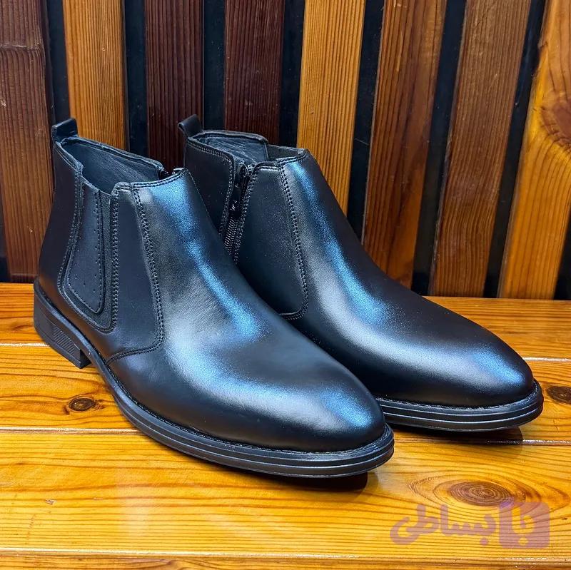 نیم بوت مردانه چرم طبیعی مشکی بقل زیپ و کش ساده — تصویر 1