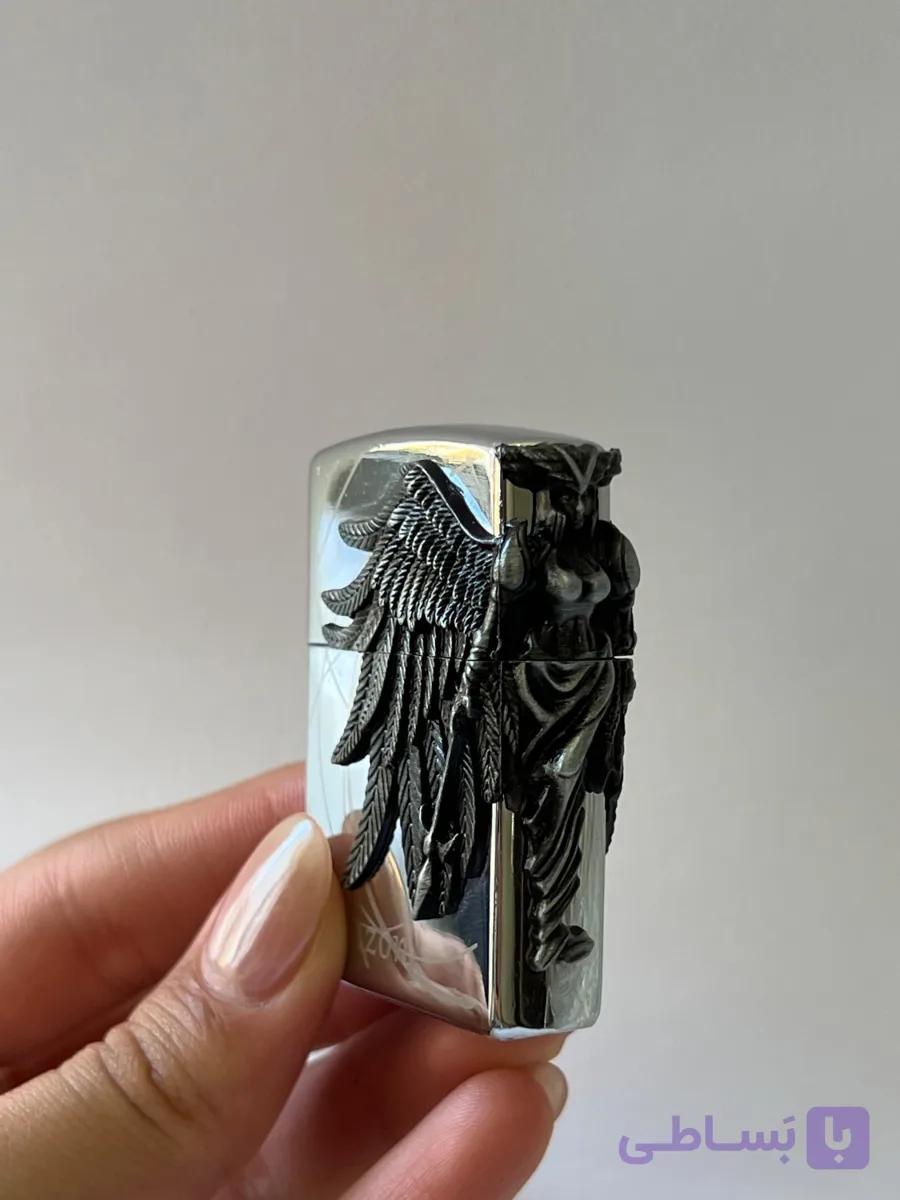 فندک گازی طرح زیپو برند لایتر(Lighter) مدل «Amazon Angel» نقره‌ای براق با بال فرشته برجسته سیاه قلم