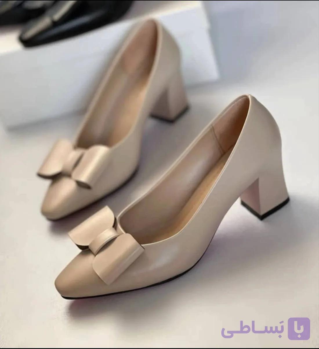 كفش مجلسي زنانه با رويه ي چرم و زيره ي دلتا با پاشنه ي هفت سانت