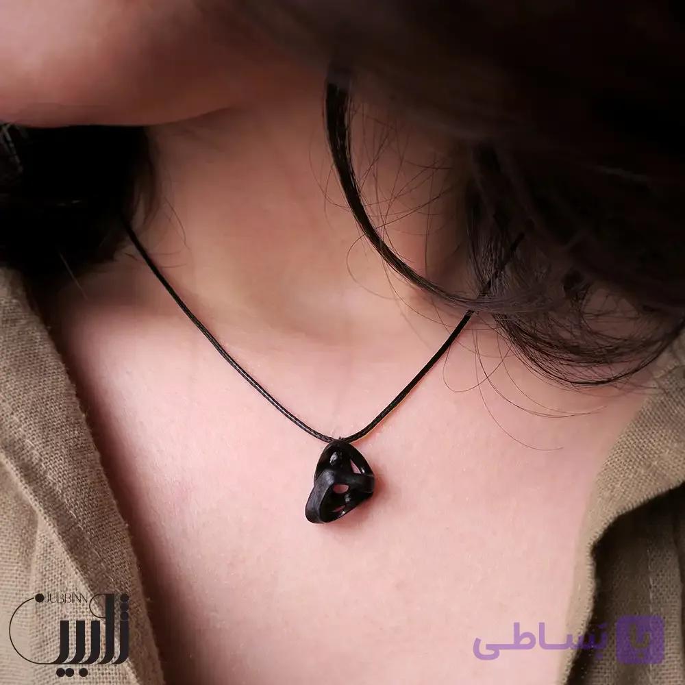 گردنبند چوبی در پیچ و تاب مسیر (تک نسخه)