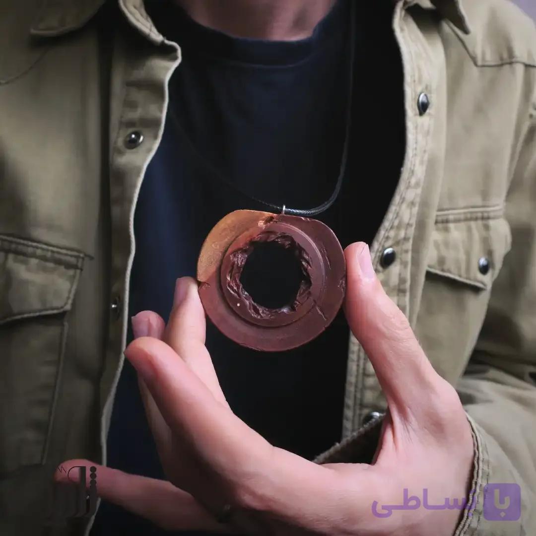 گردنبند چوبی بر لبه دنیا (تک نسخه)