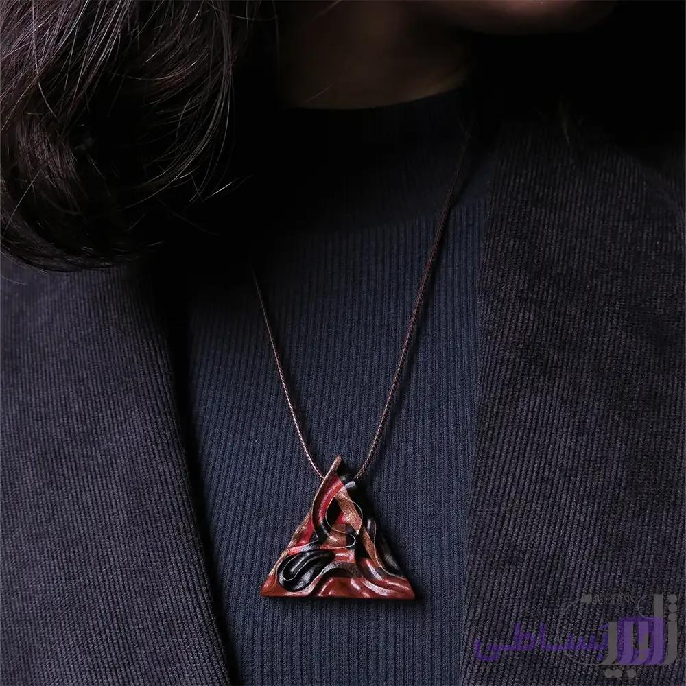 گردنبند چوبی "من" در سرزمین عجایب (تک نسخه)