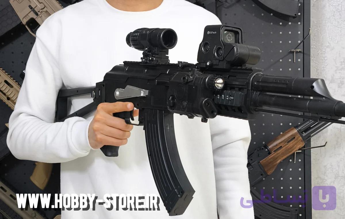 تفنگ تیر ژله‌ای مدل کلاش AK 47 طرح چوبی با دو عدد خشاب و قنداق تاشو با قدرت شلیک عالی