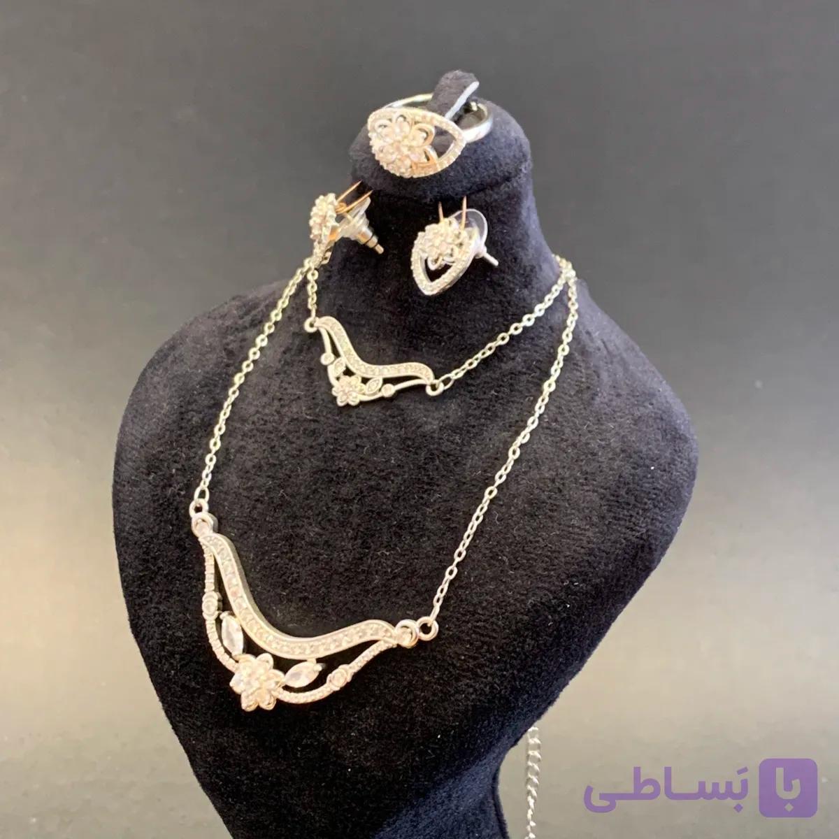 سرویس مینیمال چهارتیکه استیل با آبکاری رادیوم، قفل‌های ایمن قفلی و میخی، نگین‌های اتریشی ضد ریزش، طول گردنبند ۴۵ سانت، رنگ ثابت و کاملاً ضد حساسیت