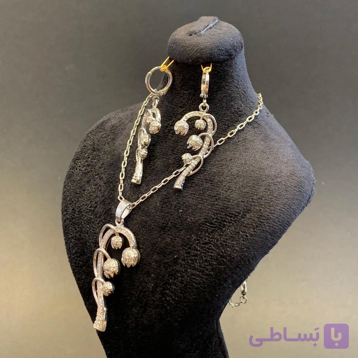 سرویس چهار تکه استیل زنانه نگین‌دار با آبکاری رادیوم | رنگ ثابت، ضد حساسیت، قفل کتابی و گوشواره حلقه‌ای